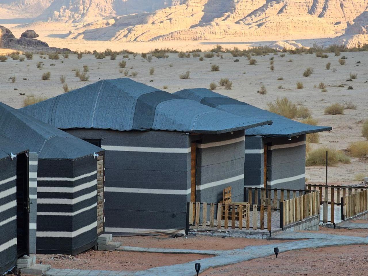 Beduin Star Trail Camp Acomodação com café da manhã Wadi Rum Exterior foto