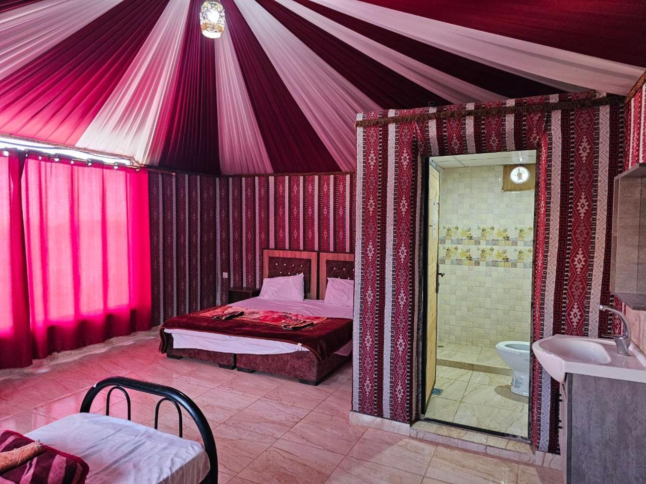 Beduin Star Trail Camp Acomodação com café da manhã Wadi Rum Exterior foto