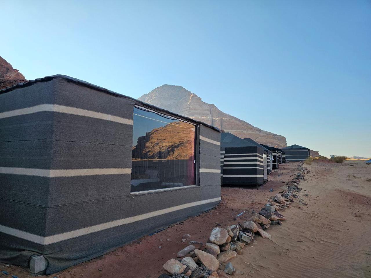 Beduin Star Trail Camp Acomodação com café da manhã Wadi Rum Exterior foto
